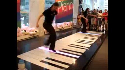 Да изсвириш Бах на пиано с крака ! Велико! 