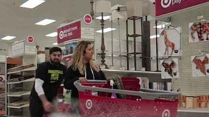Мъжът, който знае как да се забавлява на шопинга с приятелката си