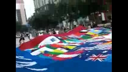 Огромен трансперант с всички знамена на държавите участващи на Олимпиадата в Пекин 2008