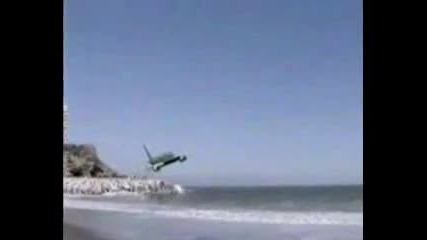 Ужасяваща Cамолетна катастрофа! Самолет пада на плаж Гледайте!!! 