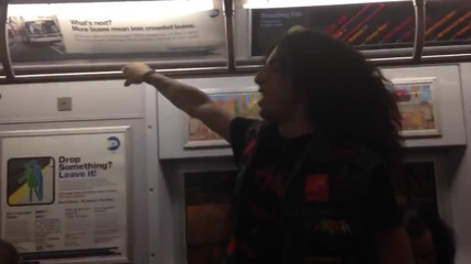 Метъли куфеят в метрото в Ню Йорк