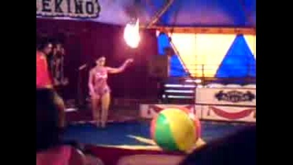 Цирка Arlekino - Жена Жонглира С Огън