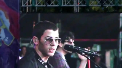 Jonas Brothers изпълнявам Gotta Find You в Cordoba