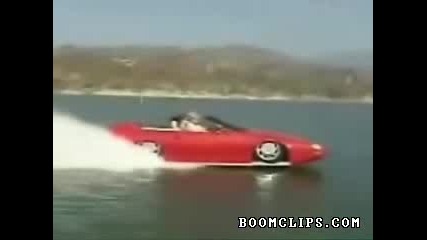 Кола се движи по вода