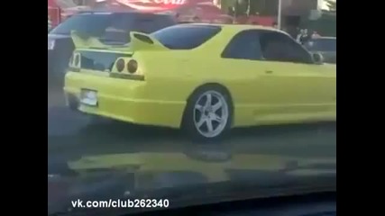 Луд пич със nissan skyline