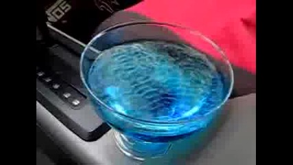 Bass Образуващ Вълни В Течност