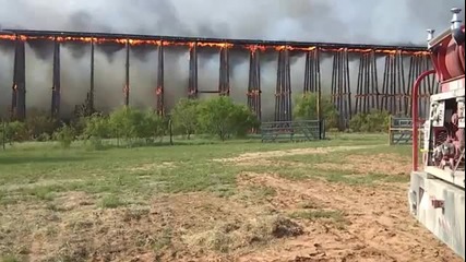 Железопътен Мост Изгаря за 25 Секунди