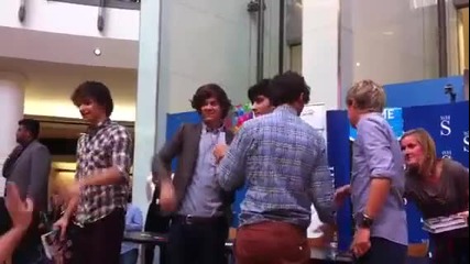 One Direction - Разписват книгата Dare to Dream в Lakeside