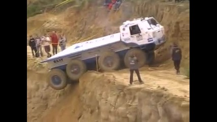 Шофьор на камион Tatra 813 8x8 показва своите умения по стръмен насип