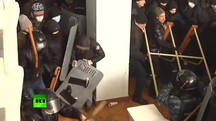 Протестиращи нахлуват в Министерството на Правосъдието в Украйна