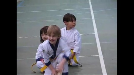 Пет годишно дете чупи дъска по Taekwon-do