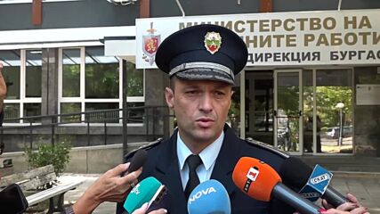 Екшън в центъра на Бургас: Патрулка се вряза в оптика при гонка с криминално проявен с колело