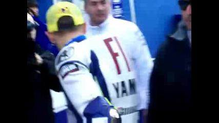 Valentino Rossi дава автографи в Jerez