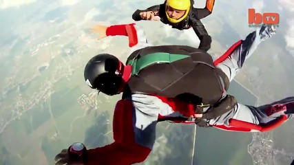 Инструктор по парашутизъм спасява свой ученик във въздуха