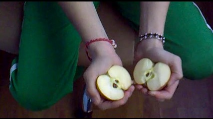 Чупене на ябълка с голи ръце 