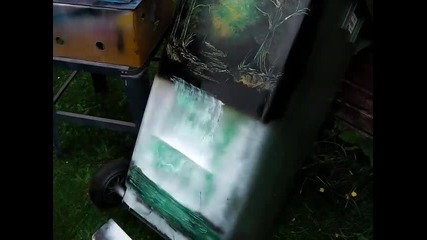 Художник рисува върху контейнер със спрей !