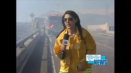 Хеликоптер пуска вода върху репортерка