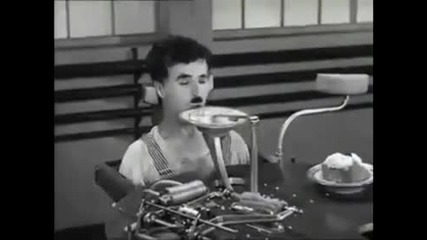 Чарли Чаплин с машина за хранене