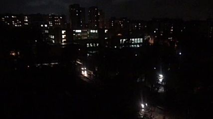 Неосветена улица край училище