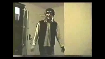 Аврил като малка танцува