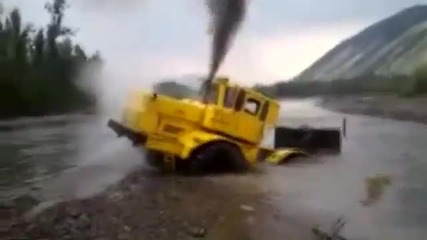 Руски тракторист не се дава лесно и излиза с трактора си от река