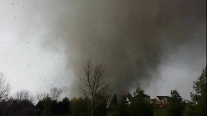 Очевидец засне кадри от опустошителното торнадо във Вашингтон щата Илинойс разрушило дома му!