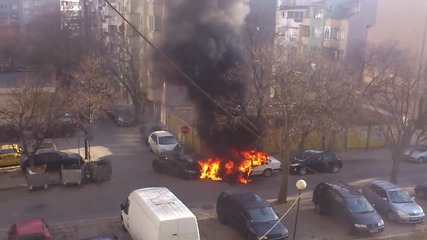 Запалена кола във Варна