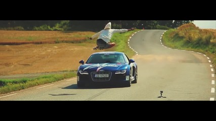 Прескачане на Audi R8, движещо се със 150 км/ч