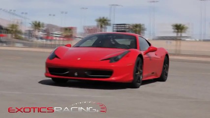 Секси мацка се вози в Ferrari 458