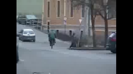 Полицията идва много бързо. Смях. 