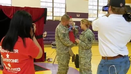 Родители-войници изненадват при завръщането си детето си чрез училищно магическо шоу