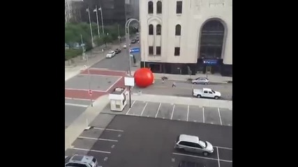 Гигантска червена топка се разхожда по улиците на Толедо