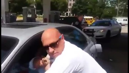 Ето как бдителни мъже задържат дързък крадец в колата на уплашена жена!