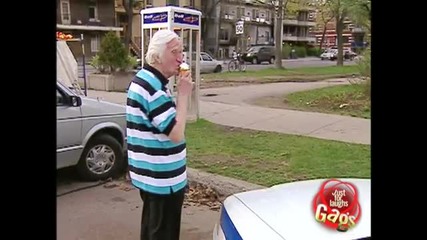 Старец напада полицай със сладолед - Скрита камера