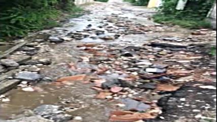 Разбита улица след поройния дъжд във Варна