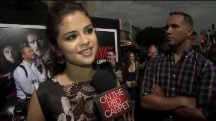 Selena Gomez talks Getaway Ive never held a gun before Селена казва, че никога не е държала пистолет
