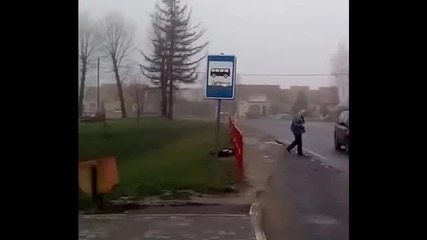 Вижте какво направи този шофьор с пияница , която го спира на автостоп !