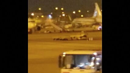Мигранти избягаха от самолет от Мароко при аварийно кацане в Барселона