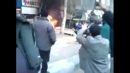 Iran - Tehran - Ashura protest - Gunfire in Colleg Junction (27.dec.2009) 