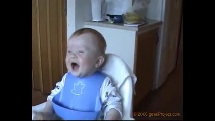Бебе се смее!много смях :d 