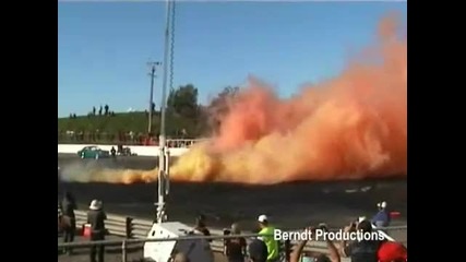 Много Як Burnout С Червен Пушек