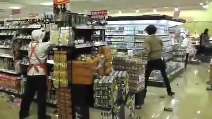 Земетресението в Япония от Камери в Магазин! 