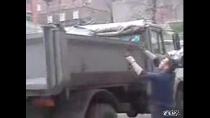 Пиян руснак изхвърля боклук