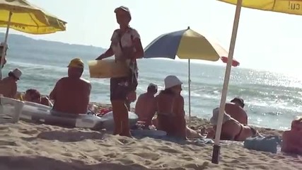 Продавачка на царевица на плажа_(360p)