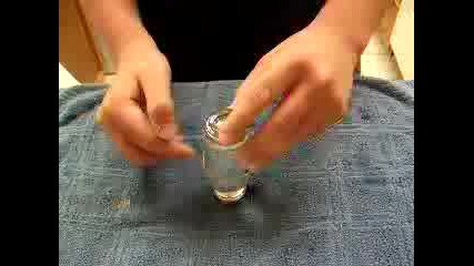 Монета през чаша с вода без да потече