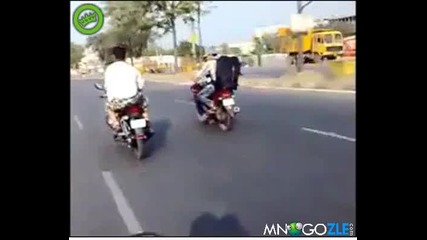 Момиченце кара мотора на татко