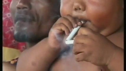 Бебе на 2 години пристрастено към цигарите 