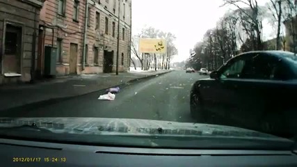 Кола блъска жена...