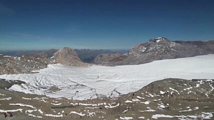 Необичаен еко протест: Балет на фона на ледник в Швейцария (ВИДЕО)