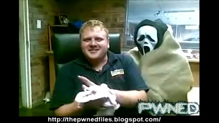 Смях Guy screams like a girl after scare prank